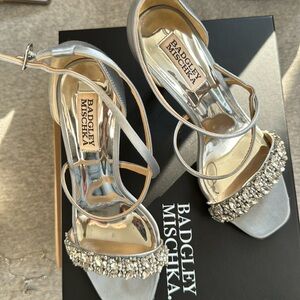 Badgley Mischka Napa jeweled toe Sandel size 7 blue
